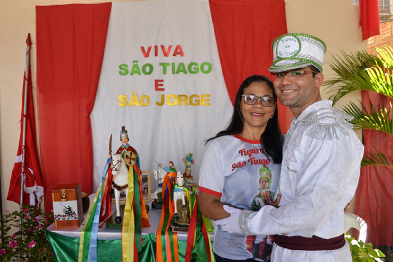 Professora Raimunda Pimentel ao lado do filho Paulo Neto, figura de São Tiago 2019