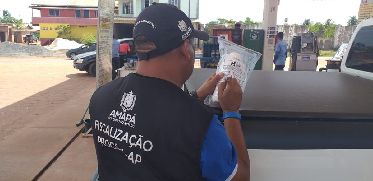 Fiscais autuando e interditando posto de combustível no município de Santana.