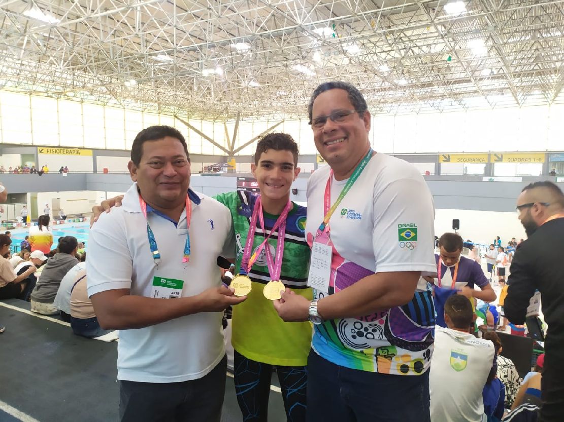 Atleta Gabriel ganhou duas medalhas inéditas na natação. Na foto, com os chefes de delegação Olivaldo Nunes e Paulo Morais