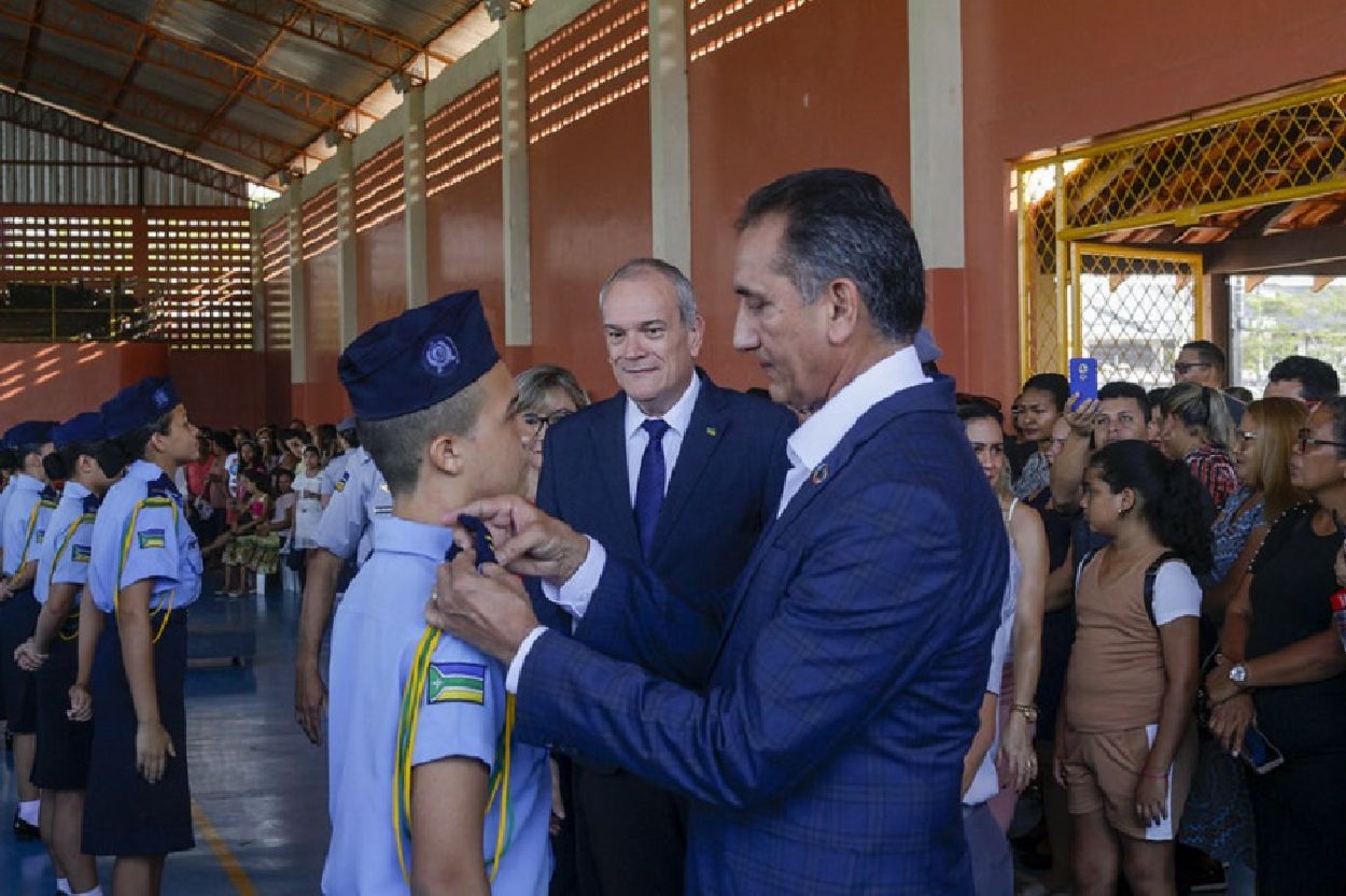 Governador Waldez Góes durante cerimônia na Escola Antonio Messias