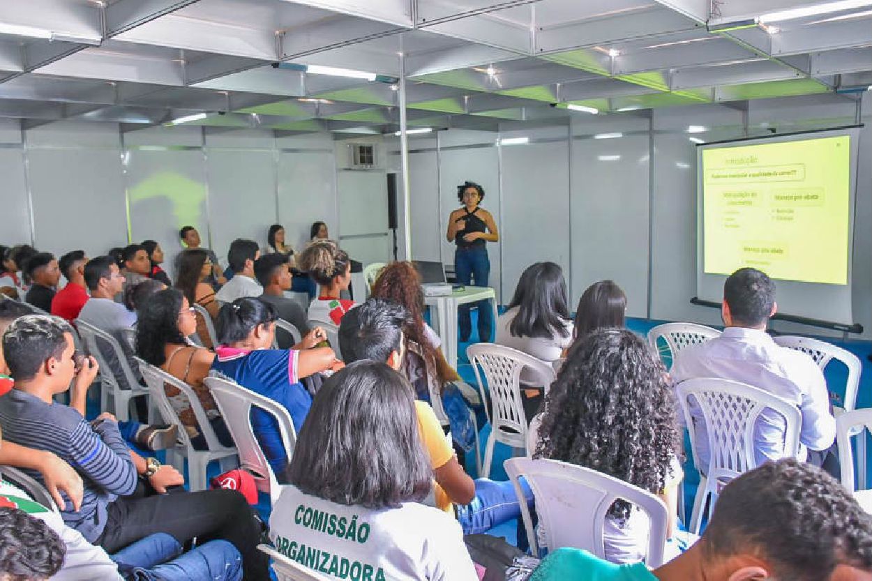 Palestra com a médica veterinária Caroline Pessoa, do Ifap