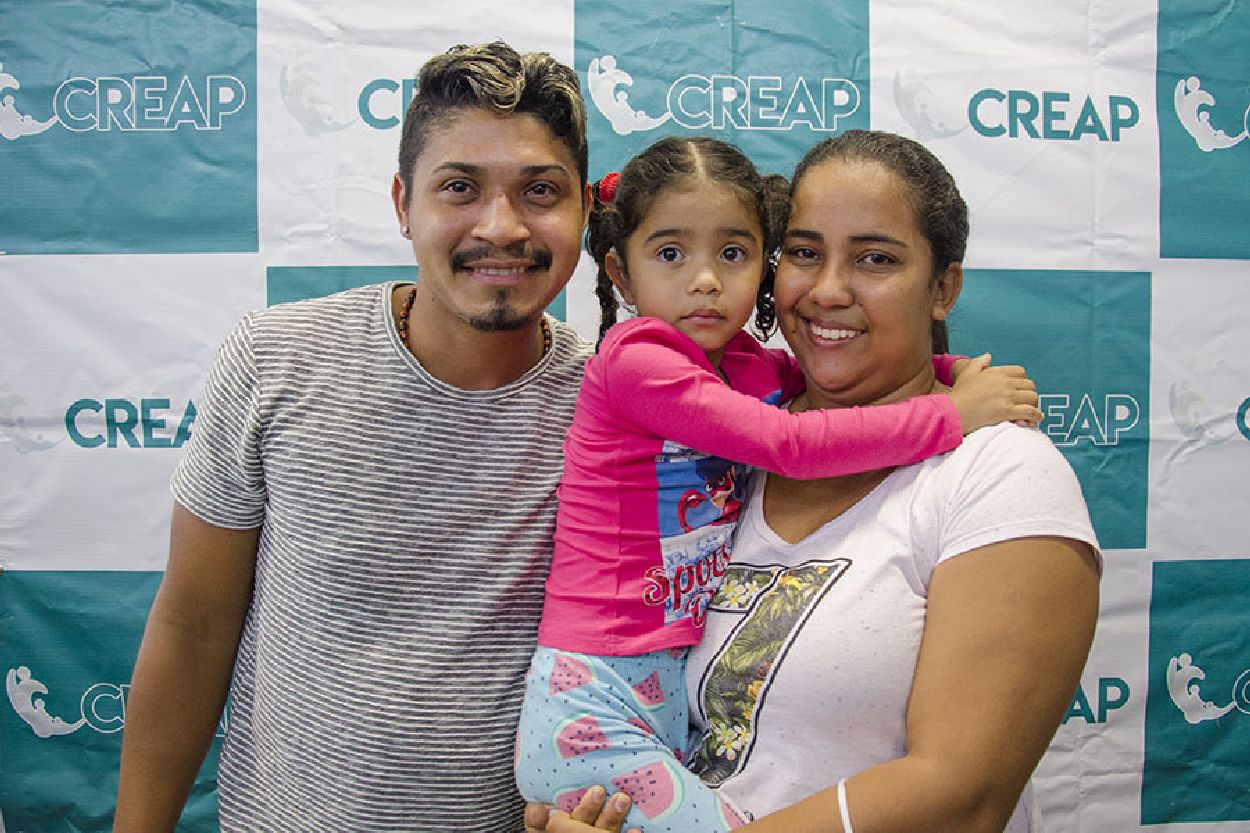 Os pais da pequena Ana Victória se emocionaram ao saberem que ela ouviu suas vozes pela primeira vez