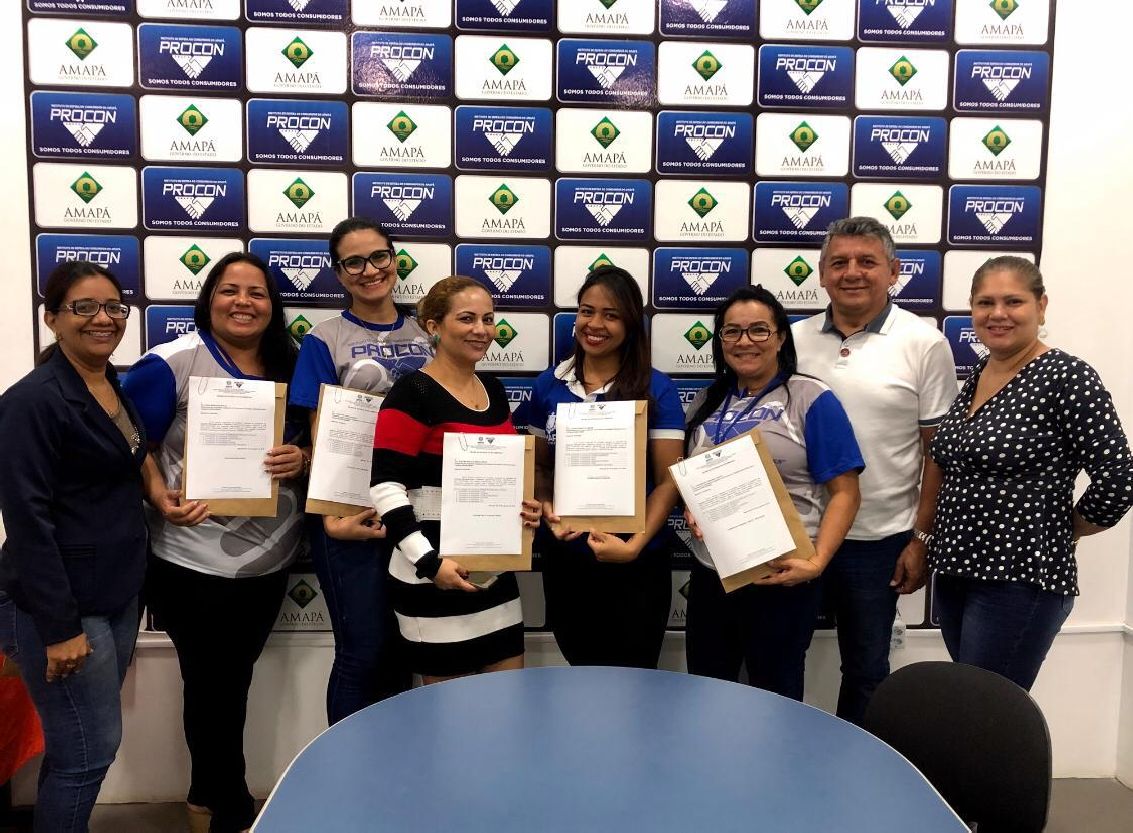 Comissão julgadora do Procon recebendo as redações para correção