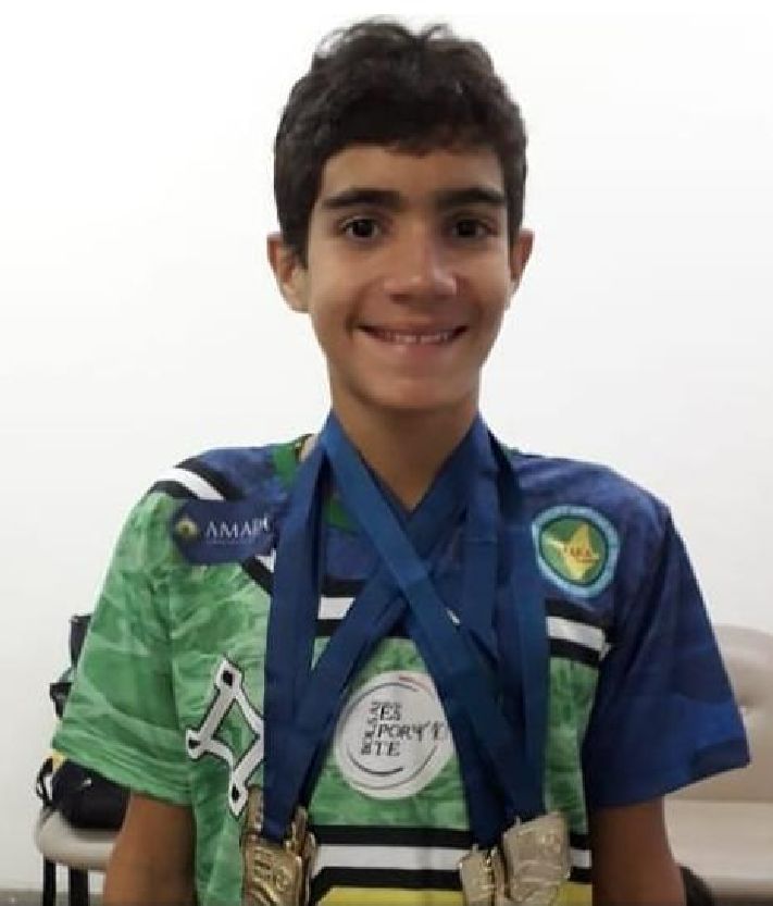 Na foto, Gabriel Bandeira, pousando com as medalhas conquistadas na Copa Norte