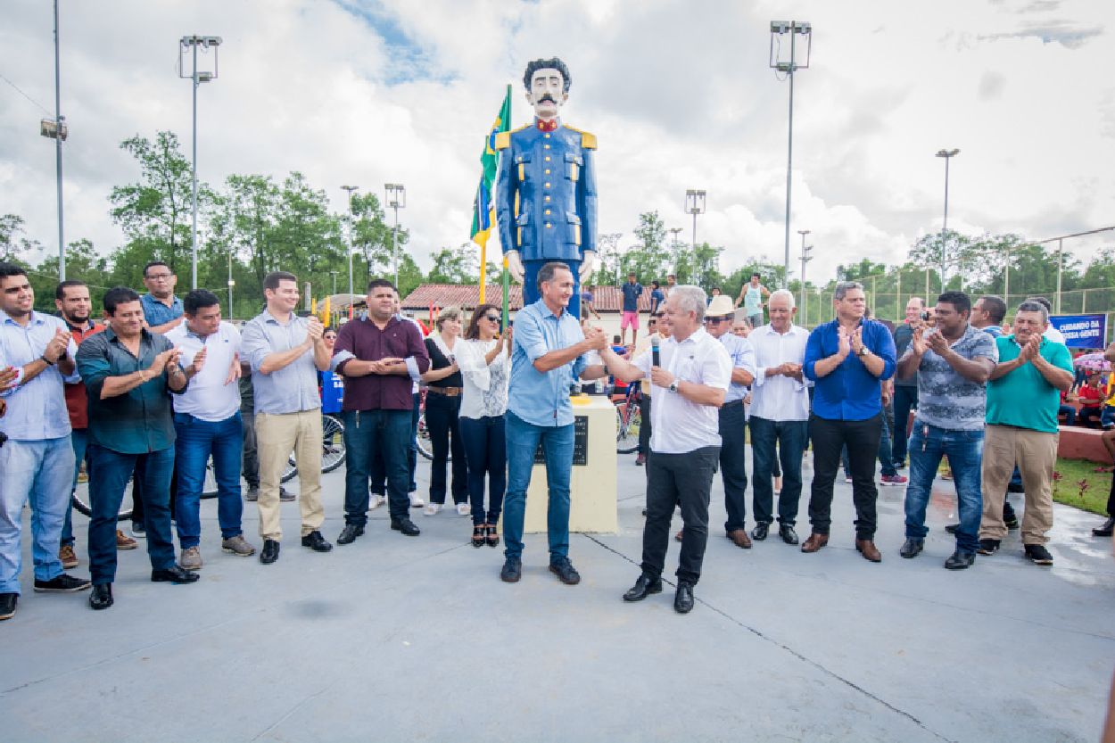 Durante as comemorações, o governador Waldez Góes falou das obras em andamento e dos compromissos futuros com a cidade