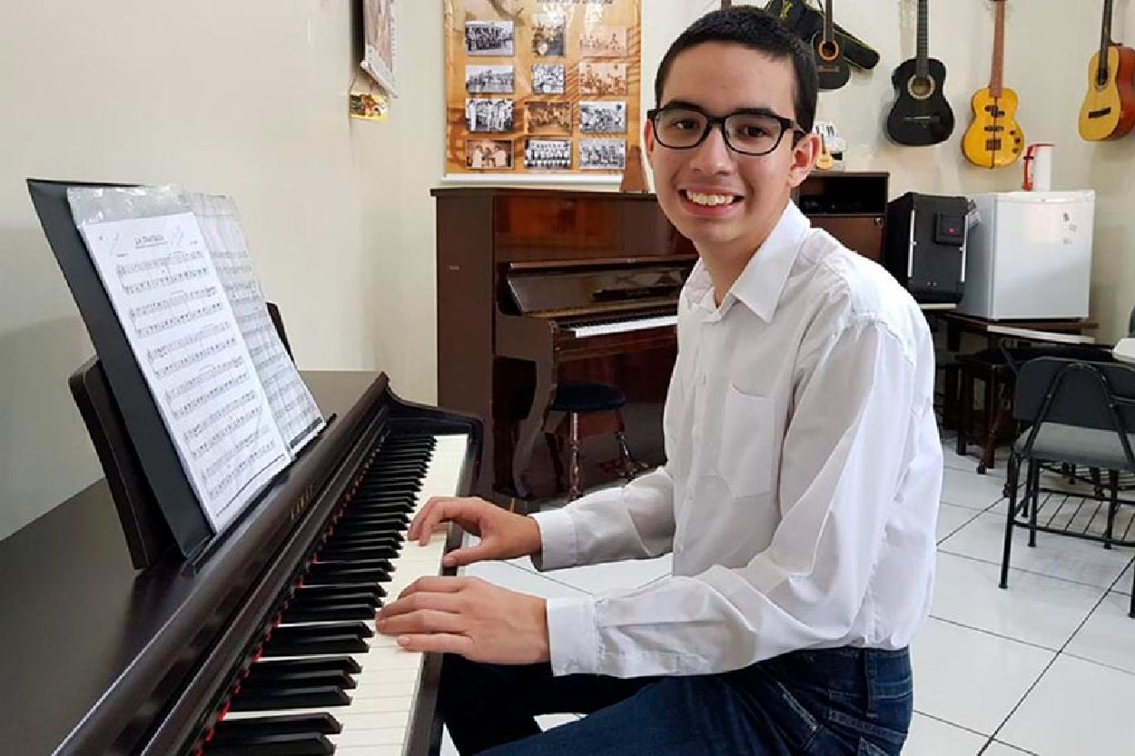 João Pedro descobriu talento na música, tocando piano