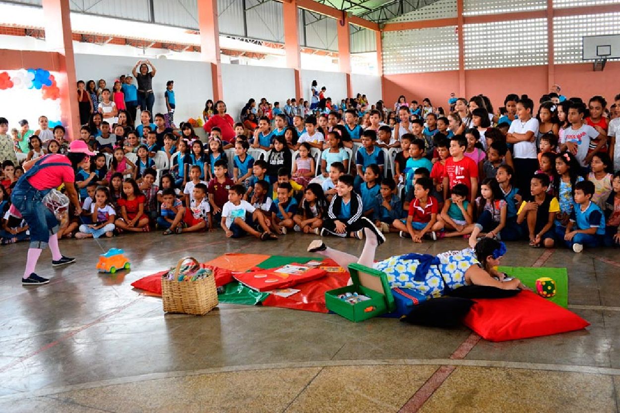 Diversas atividades foram realizadas na quadra poliesportiva para festejar o primeiro ano da Escola Estadual Profª Marly Maria