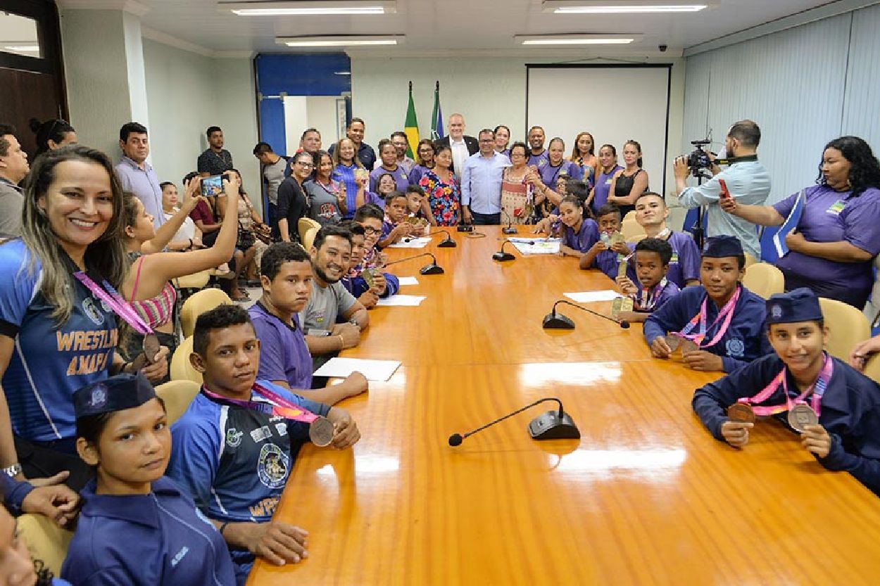 Jovens foram recebidos pelo governador em exercício, Jaime Nunes