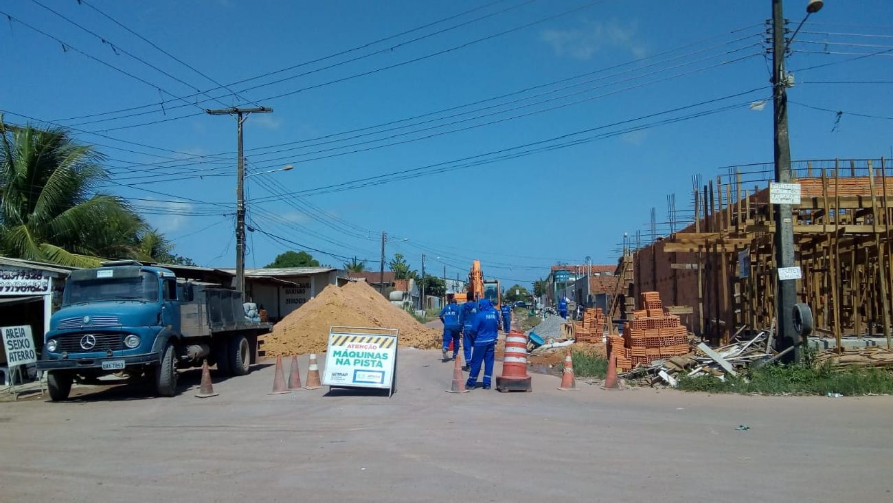 Serviços de drenagem, terraplanagem e pavimentação já foram executados em 800 metros da Avenida 18.