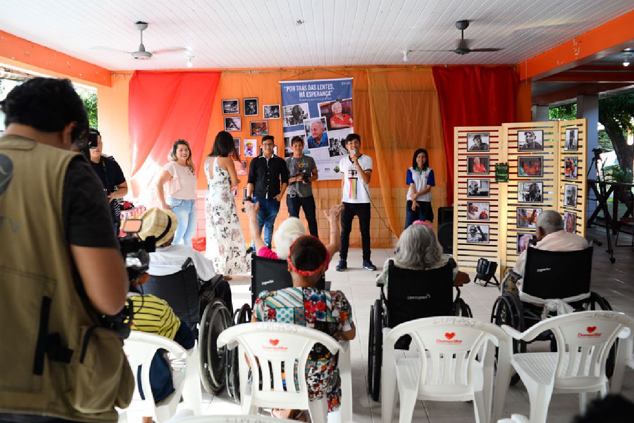 Exposição 'Por trás das lentes, há uma esperança' ocorreu nesta segunda-feira, 1º, no Abrigo São José