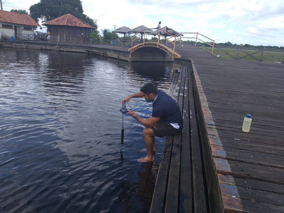 Técnico do Imap coleta amostra de água do balneário do Curiaú, em Macapá, para análise laboratorial