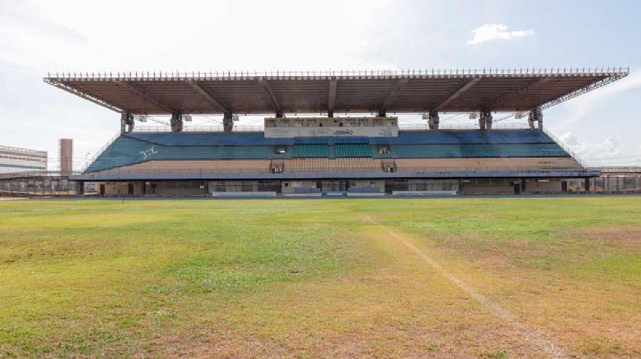 Gramado ficou desgastado por causa do grande número de jogos no campo e forte estiagem característica do período