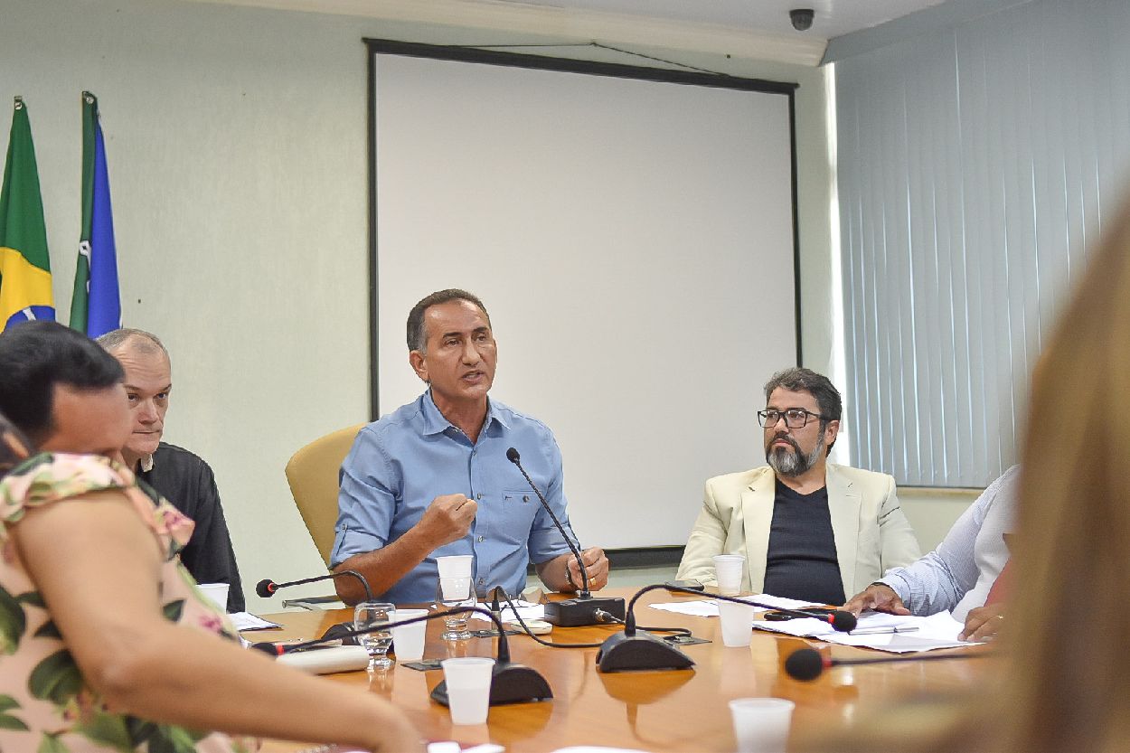 Governador Waldez Góes recebeu os representantes das categorias na sala de reuniões do Palácio do Setentrião neste sábado, 8