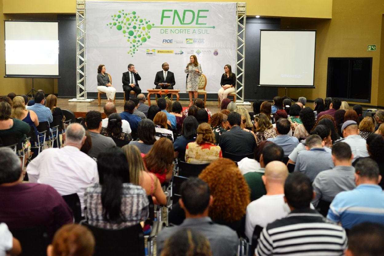 Mais de 600 pessoas participam do Encontro que tem como objetivo auxiliar na gestão dos recursos financeiros repassados pelo Governo Federal ao Estado do Amapá e municípios e aprimorar a execução dos programas gerenciados pelo FNDE