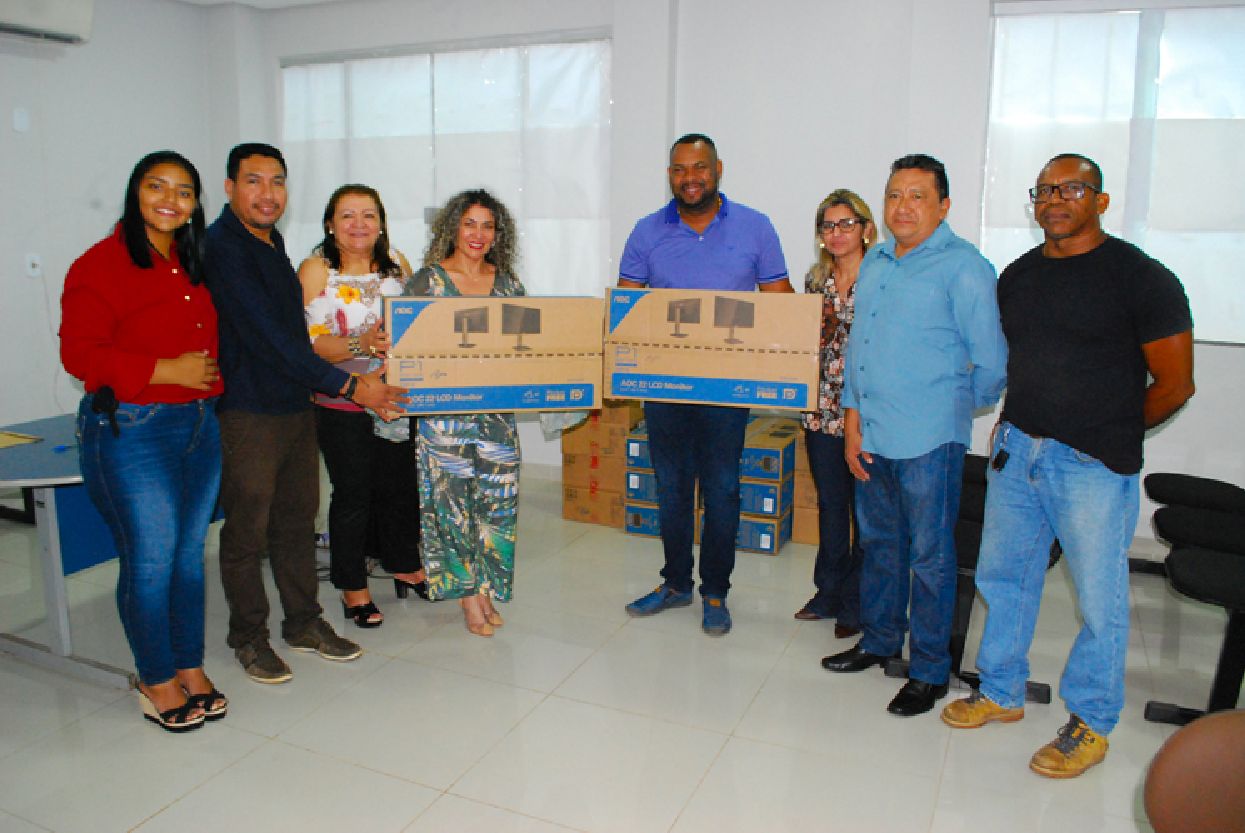 Secretário da Seafro, Aluizo de Carvalho, recebe os computadores da secretária Albanize Colares (Sims)