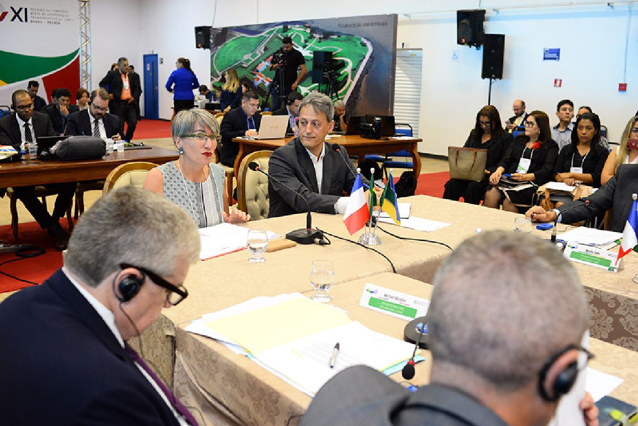 Clara de Bort, diretora geral da Agência Regional de Saúde da Guiana Francesa, e Edgard Magalhães, representante do Ministério da Saúde do Brasil, discutiram sobre as medidas de cooperação que serão adotadas em conjunto entre os dois países