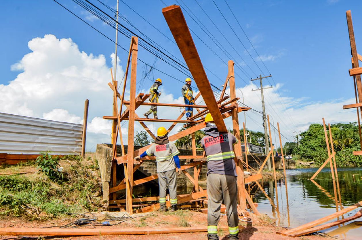 Operários trabalham na área desde o início da semana. Primeira etapa da obra deve ser finalizada em até 70 dias
