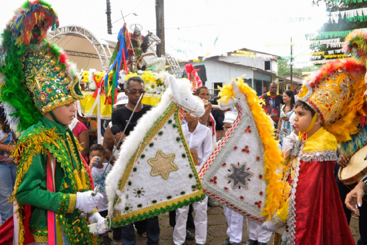 Crianças vestidas de São Tiago e São Jorge, no último dia de encenações, neste domingo, 28 de julho