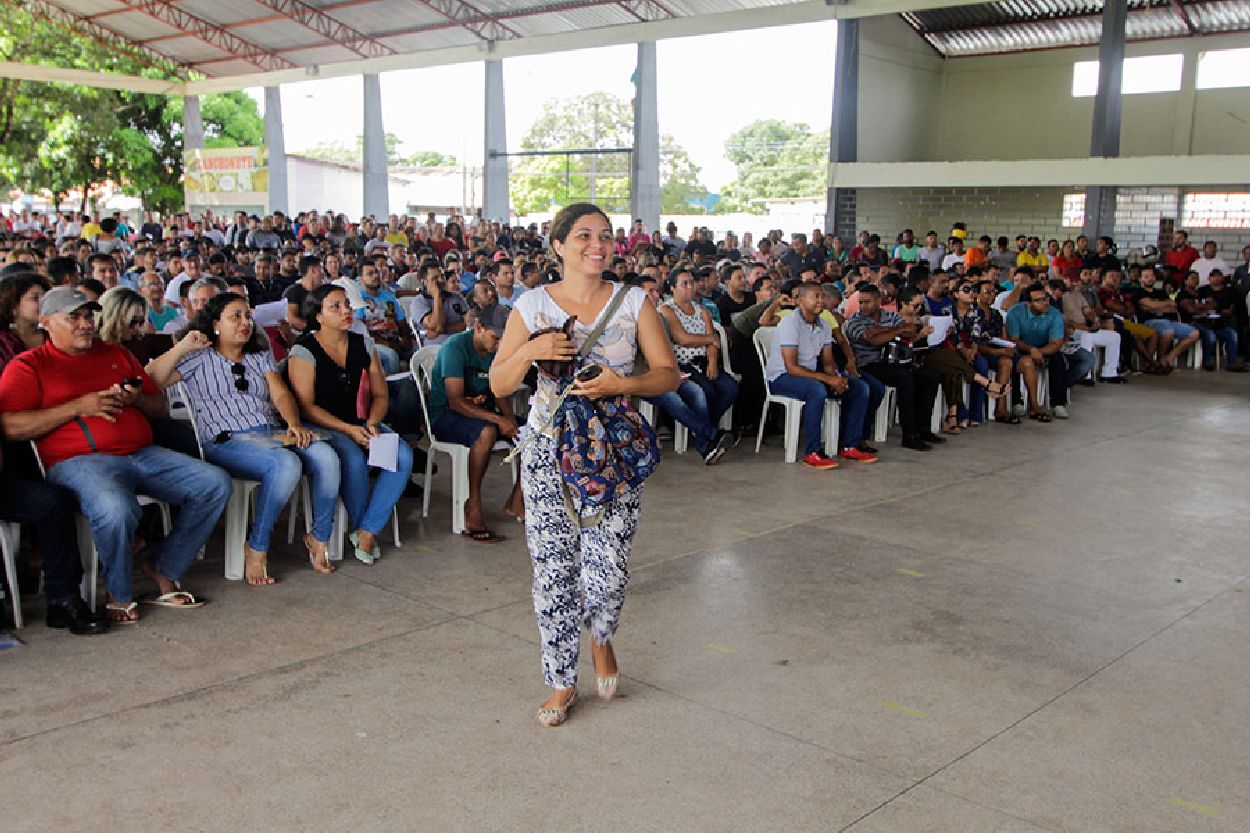Franciane Carvalho arrematou uma das 310 motocicletas colocadas à venda no leilão do Detran/AP