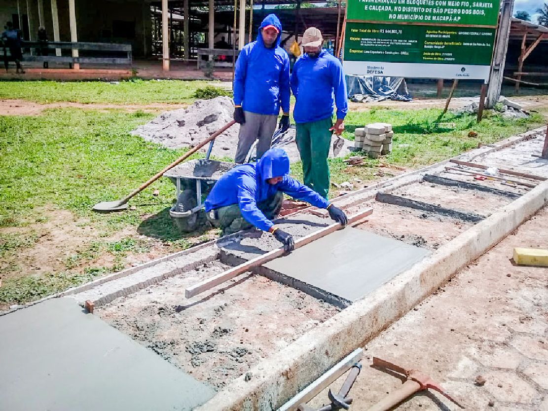São 513 metros em bloquetes com drenagem, meio-fio e calçada; obra é executa com recursos de emenda do deputado André Abdon