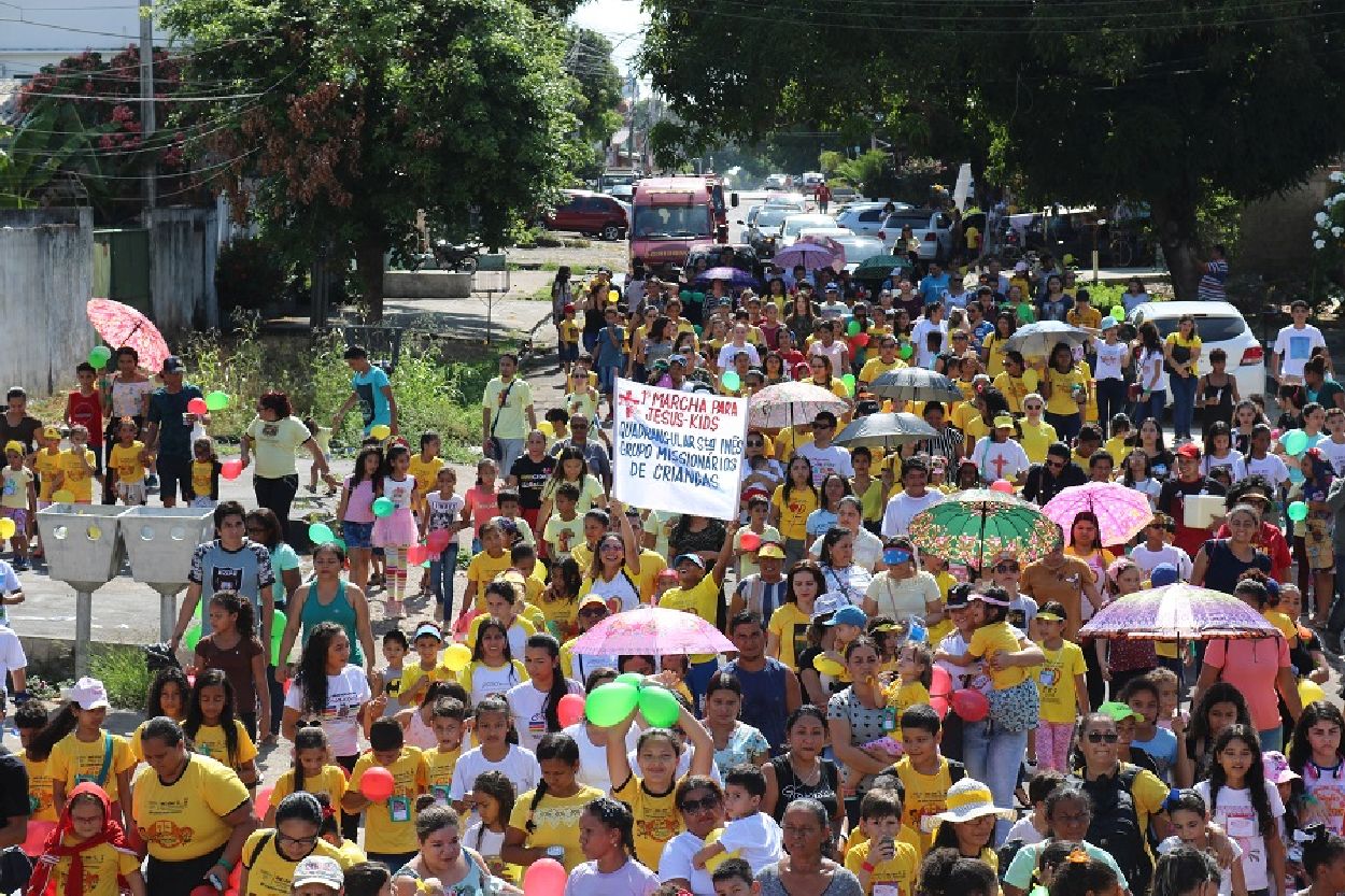 Centenas de crianças e adultos participaram do evento