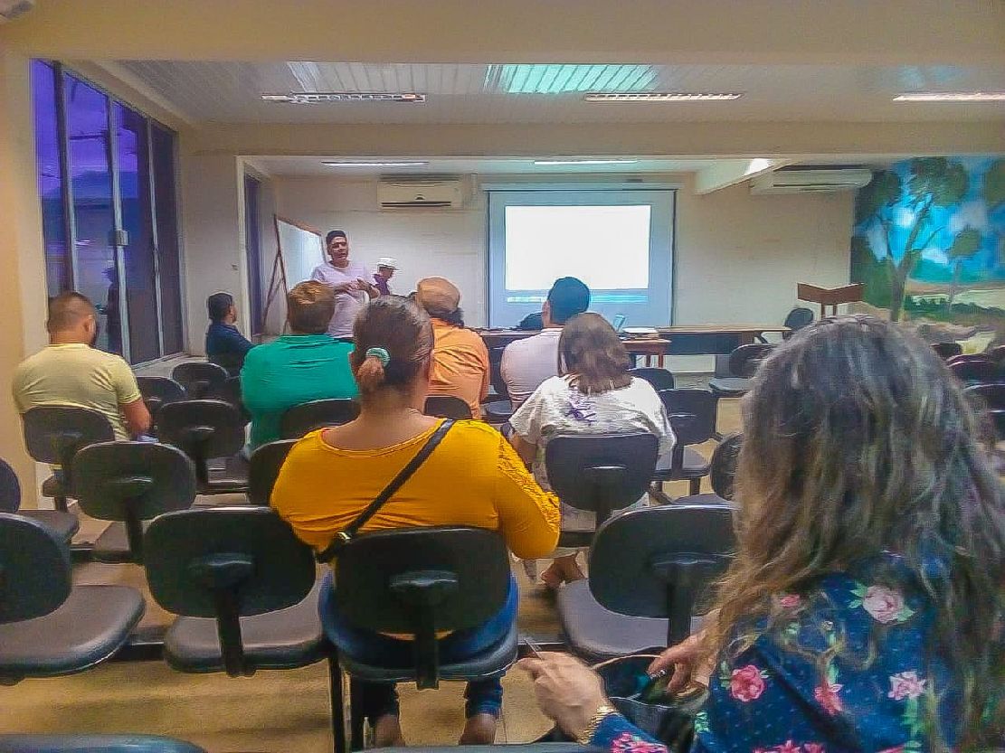 Esclarecimentos foram feitos aos participantes no auditório da Biblioteca Pública Elcy Lacerda