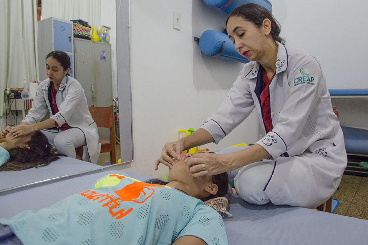 Paciente do Creap há pouco mais de 1 mês, Karen Yasmin, 14 anos, faz fisioterapia após sofrer uma paralisia no lado direito da face