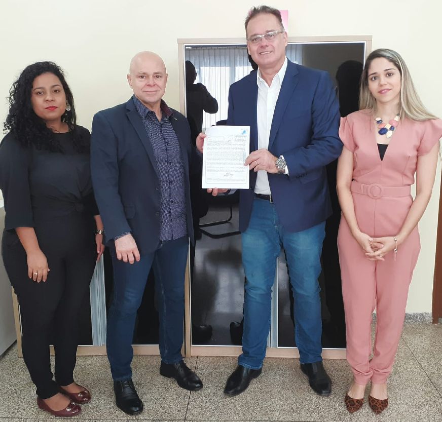 Secretário Carlos Souza (Sejusp) recebe título definitivo de área das mãos do diretor-presidente do Amapá Terras, Julhiano Avelar