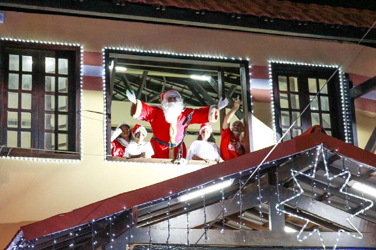 'Papai Noel' surgiu durante a cantata natalina com crianças do projeto 'Amém'