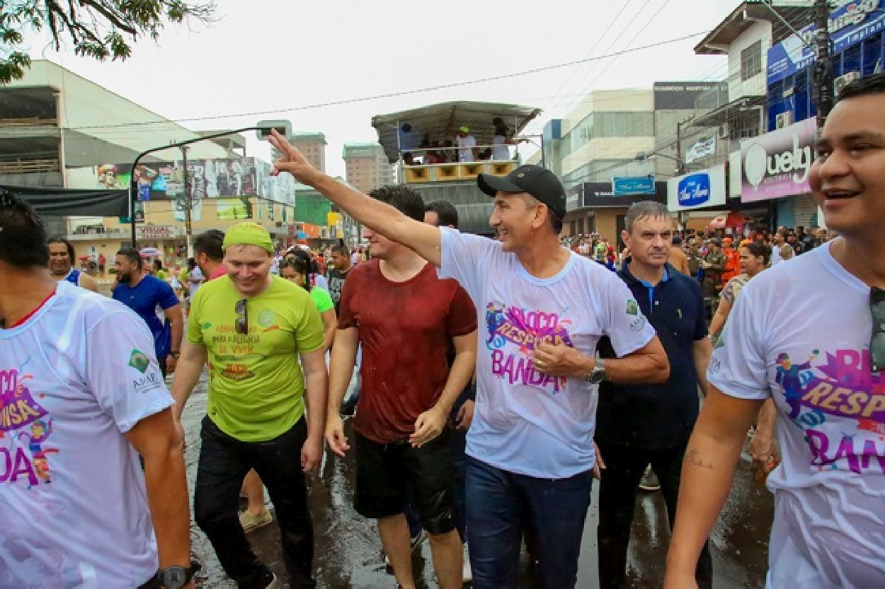 Waldez prestigiou a festa desde a concentração. O gestor lembrou da importância histórica e social do bloco para o carnaval do Amapá