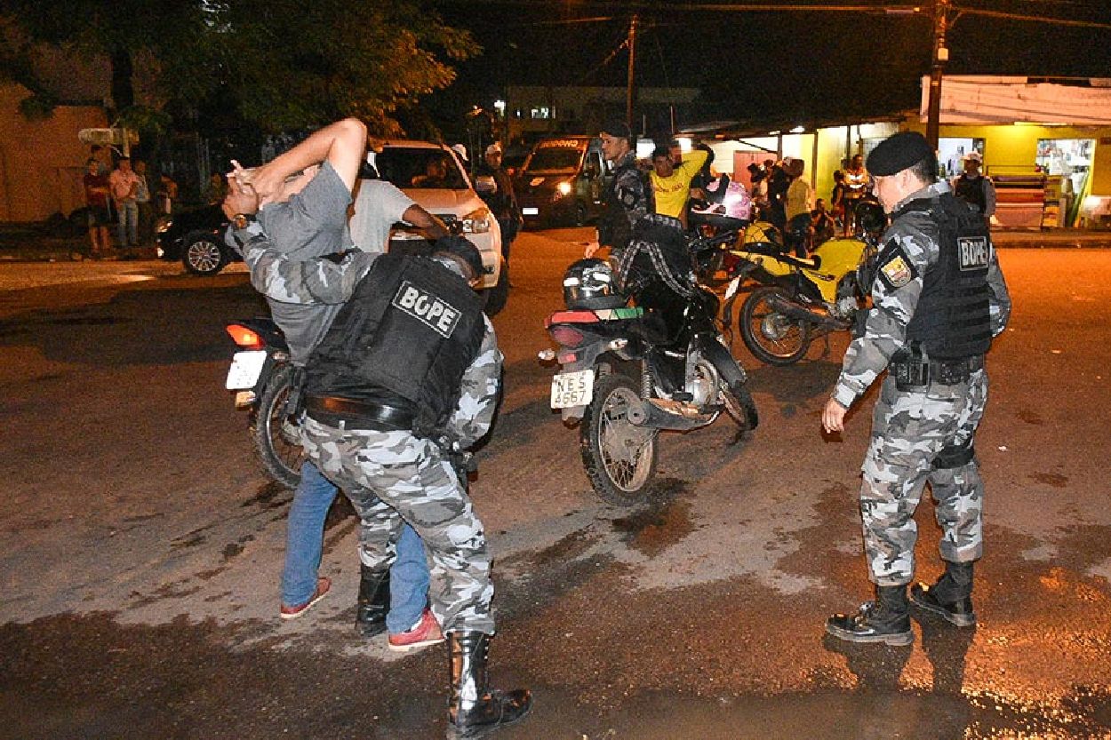 Durante a operação, várias pessoas suspeitas foram abordadas e duas acabaram presas pela Polícia Militar