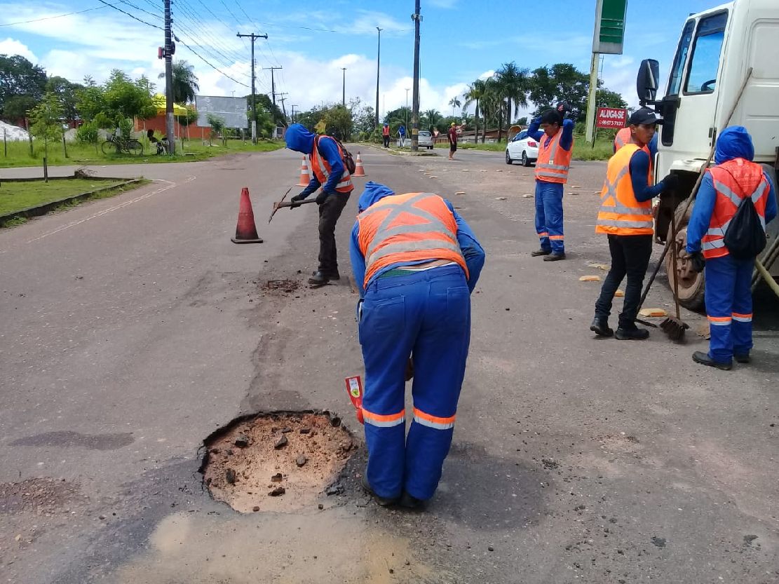 Além do serviço de tapa-buraco, a Setrap também está realizando a limpeza das calçadas e meio-fio ao longo da rodovia