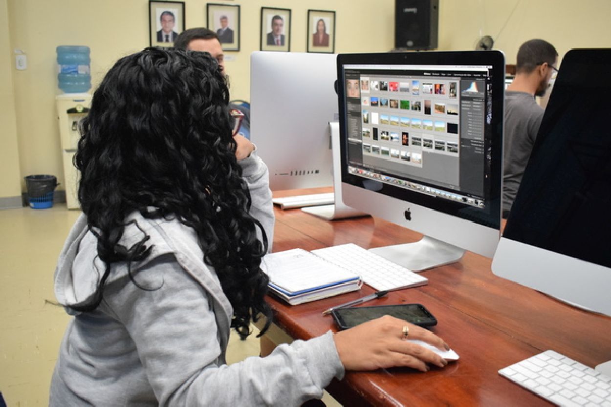 Jovem Jamille Rosa concluiu o curso de edição de foto e vídeo