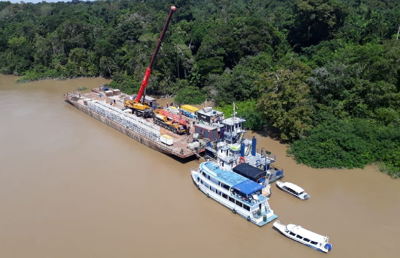 Balsa com estrutura foi deslocada para o local do acidente para a operação.