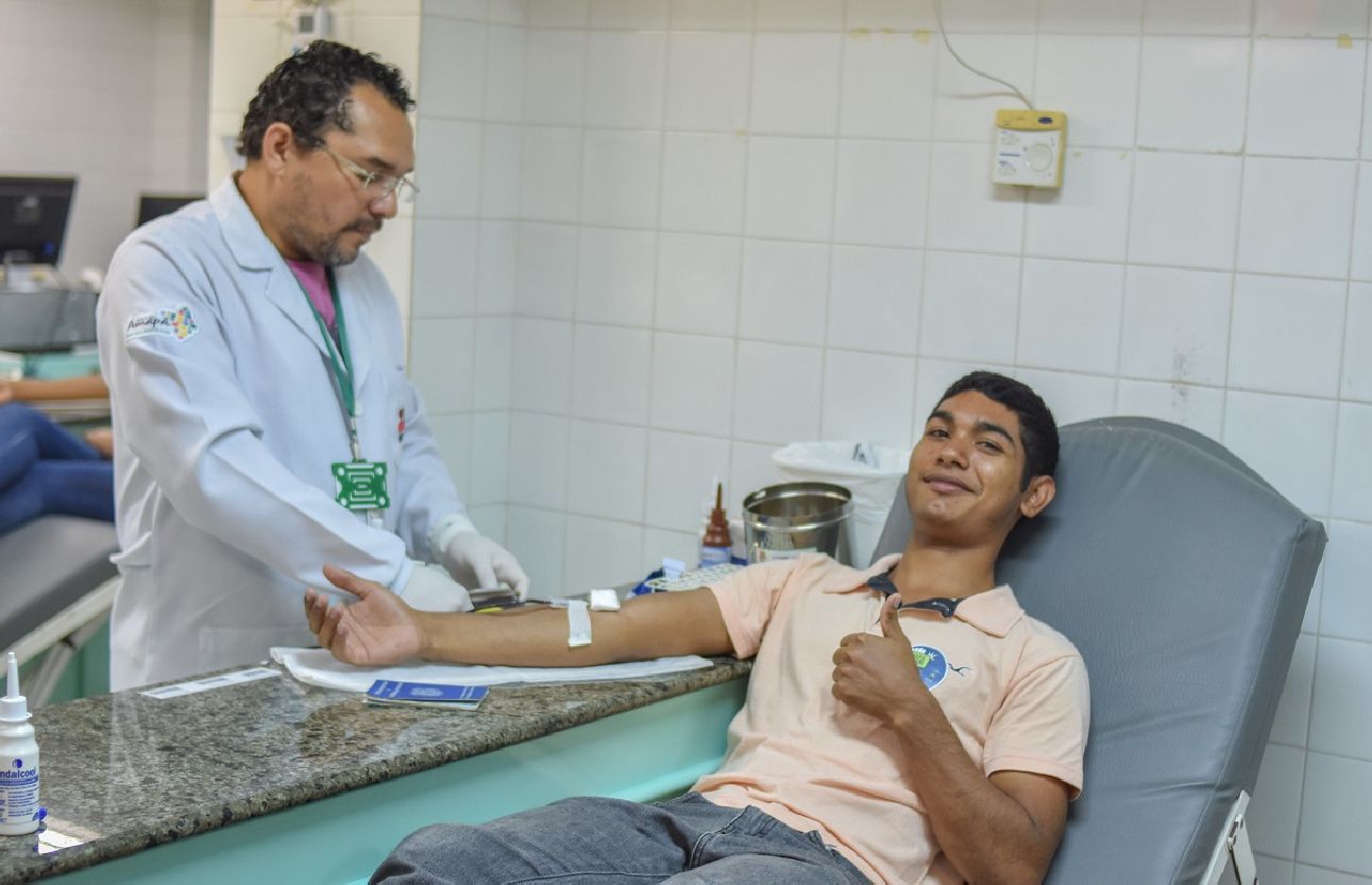 Jovens são mobilizados para participar da campanha de doação de sangue.