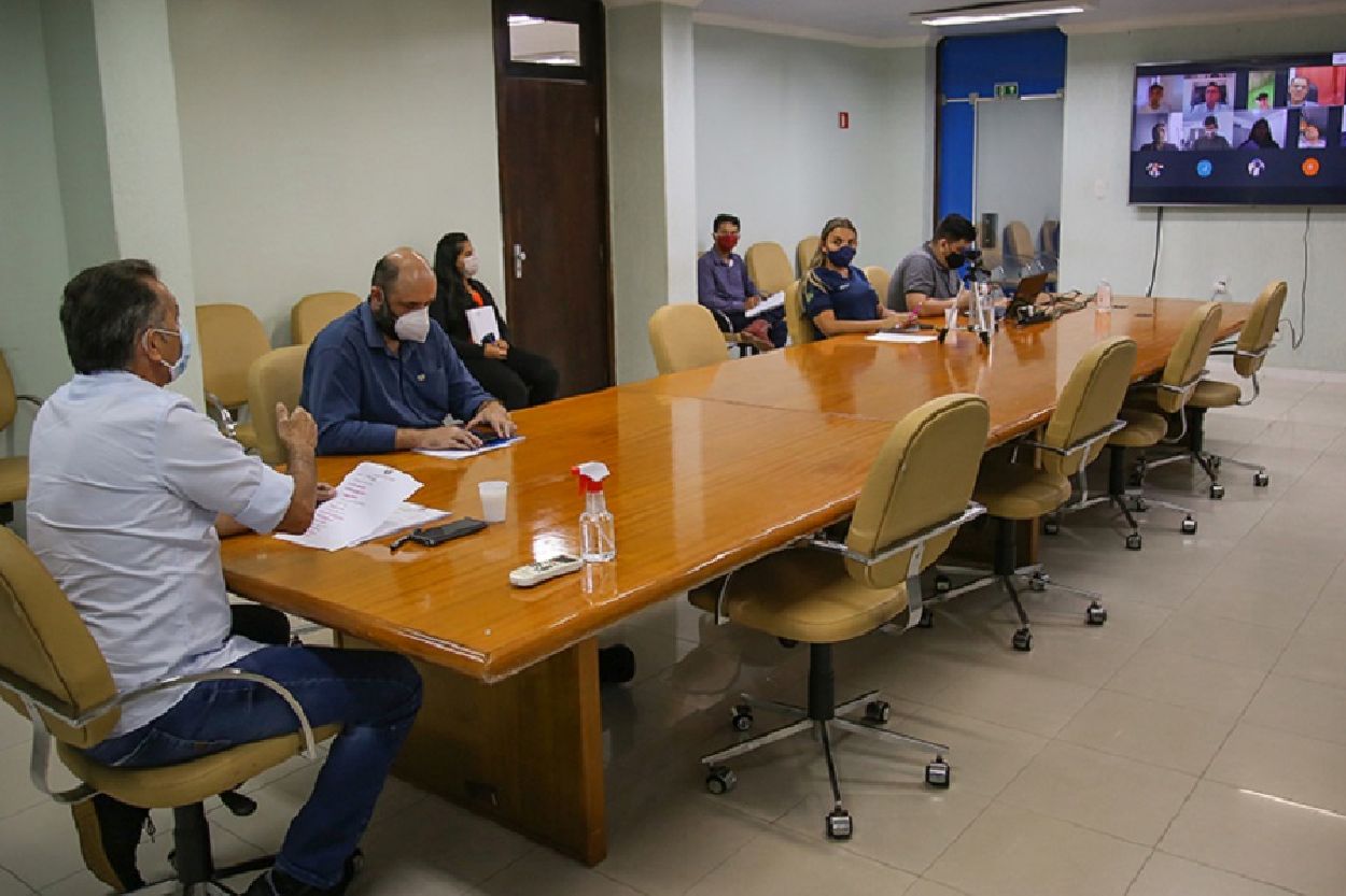 Governador do Amapá, Waldez Góes, conduziu a videoconferência com prefeitos e representantes do BNDES.