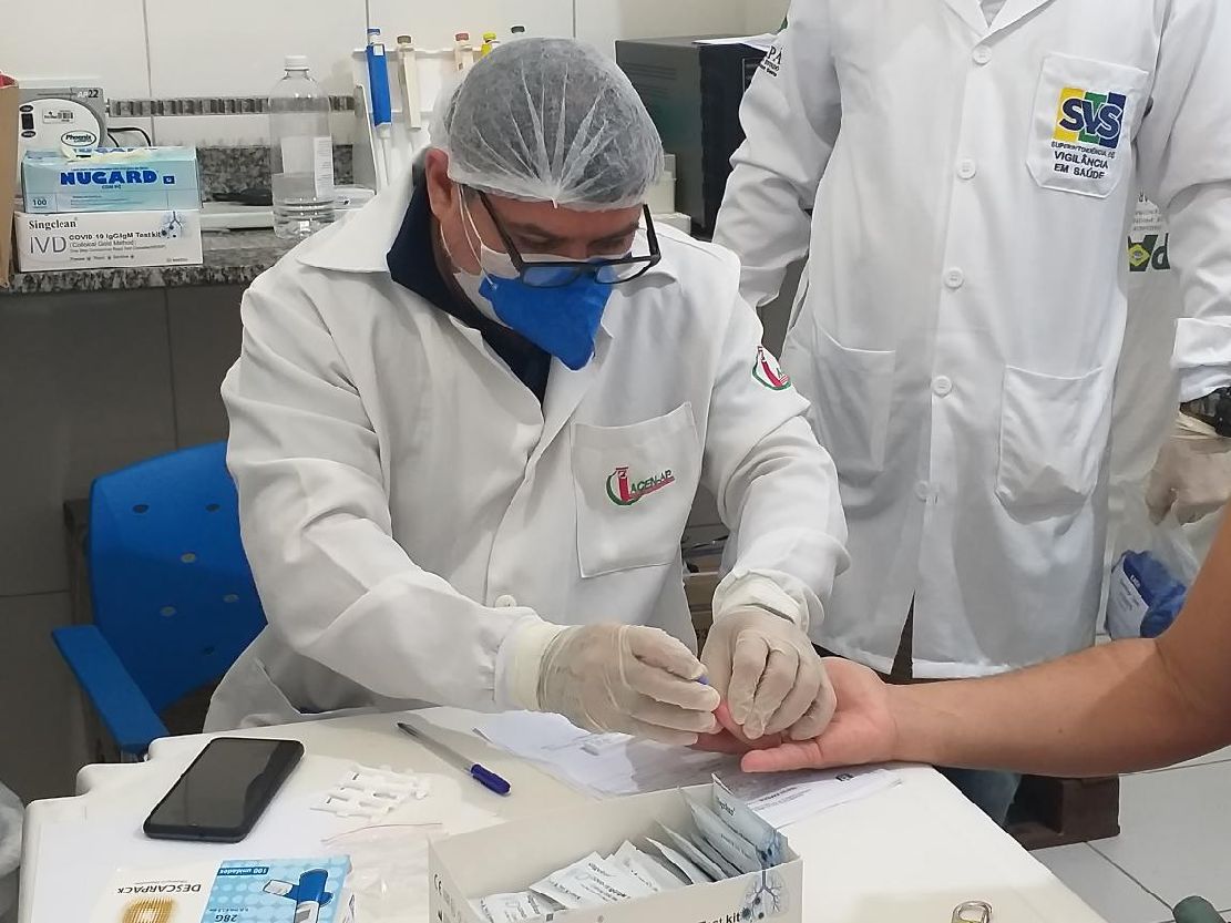 Técnico da SVS realizando teste na UPA da Zona Norte
