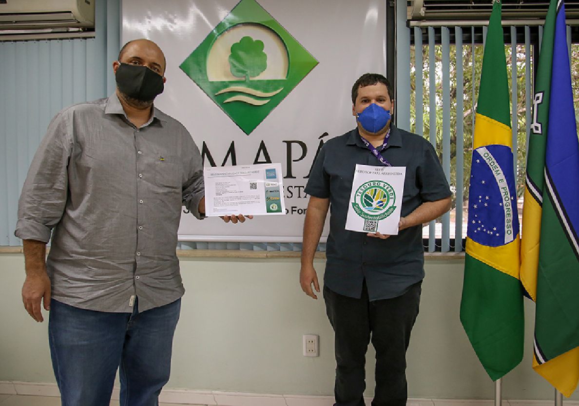 Empresa recebendo certificação de sustentabilidade.