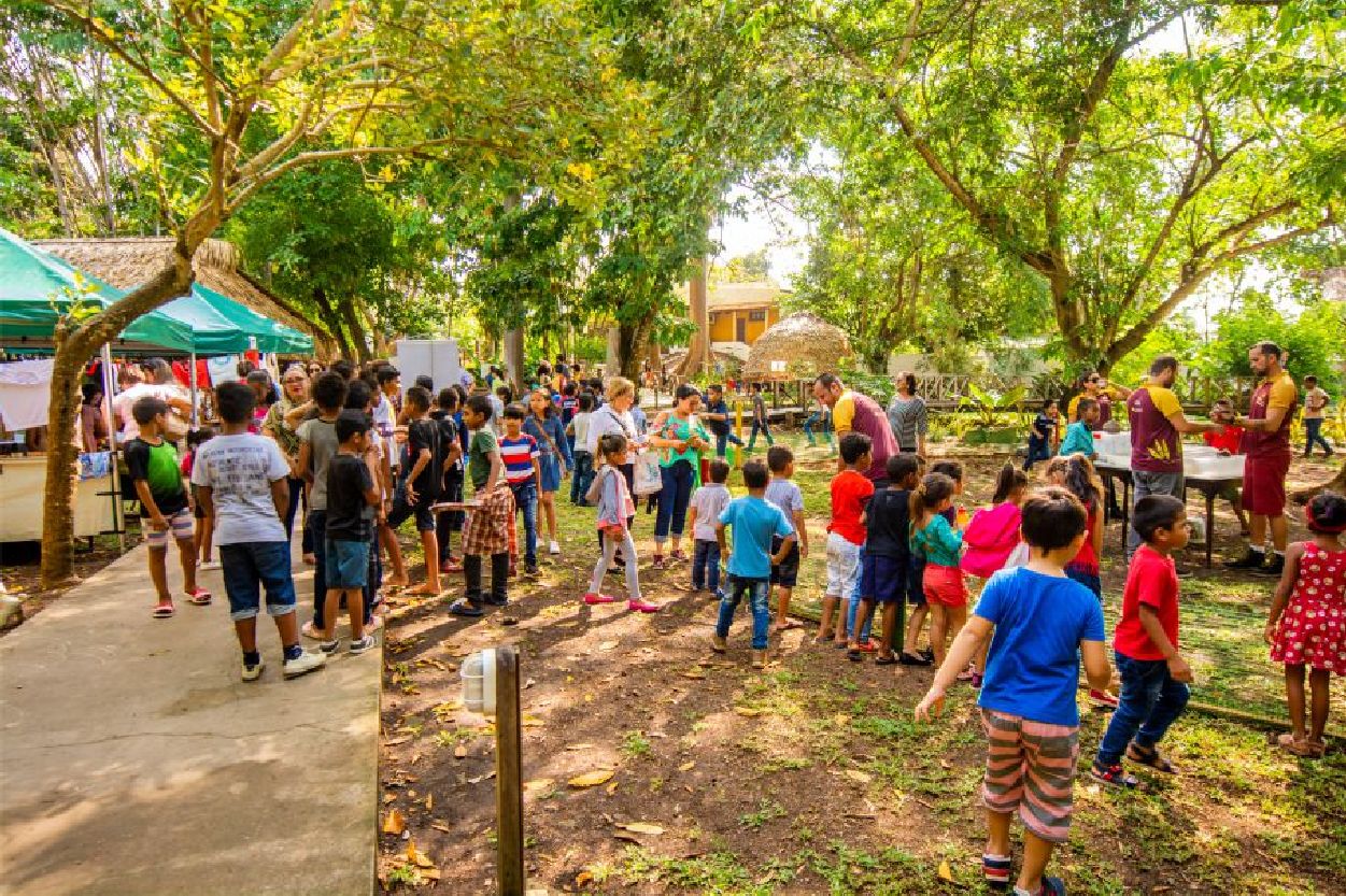 Os principais agentes participantes de visitas no Museu Sacaca foram de agendas de escolas públicas e privadas, turistas, visitantes locais e grupos de associações comunitárias.