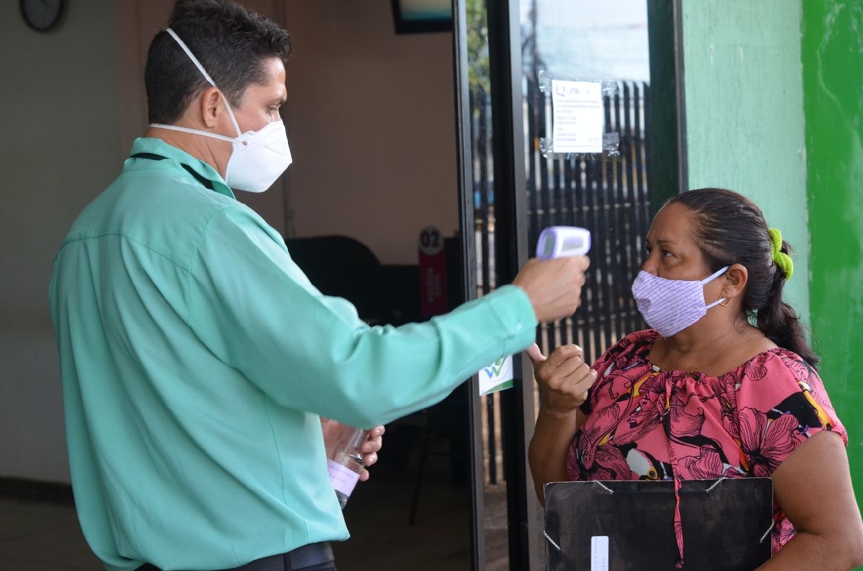 Uma das medidas estabelecidas no protocolo de segurança é aferir a temperatura dos usuários