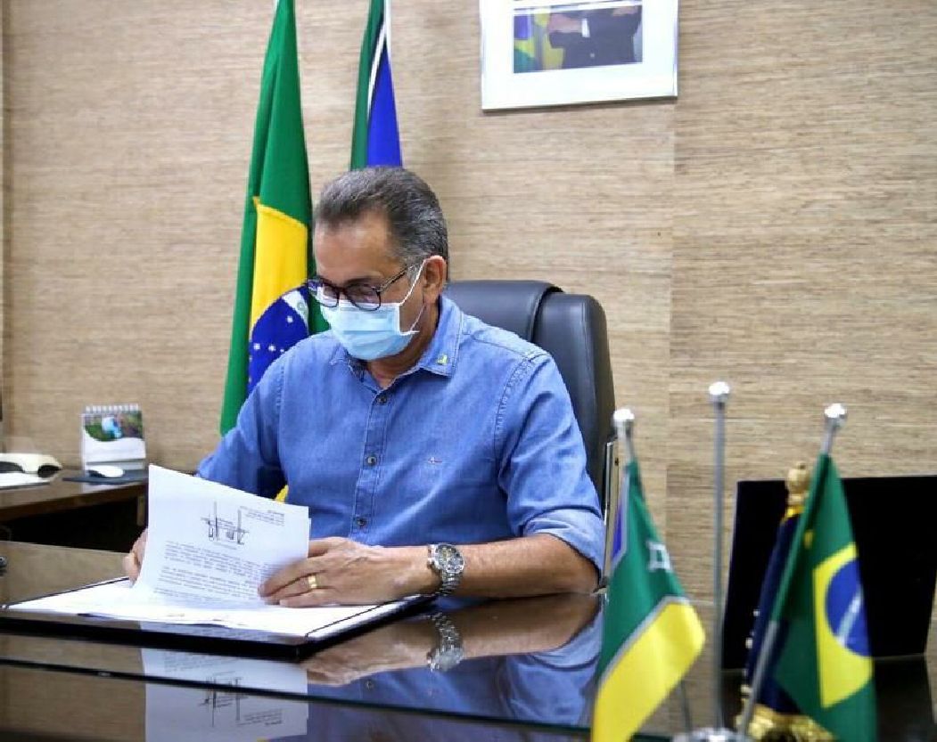 Governador Waldez assina documento com orientações para gestores estaduais convidarem representante de órgãos de controle a acompanharem processos licitatórios.