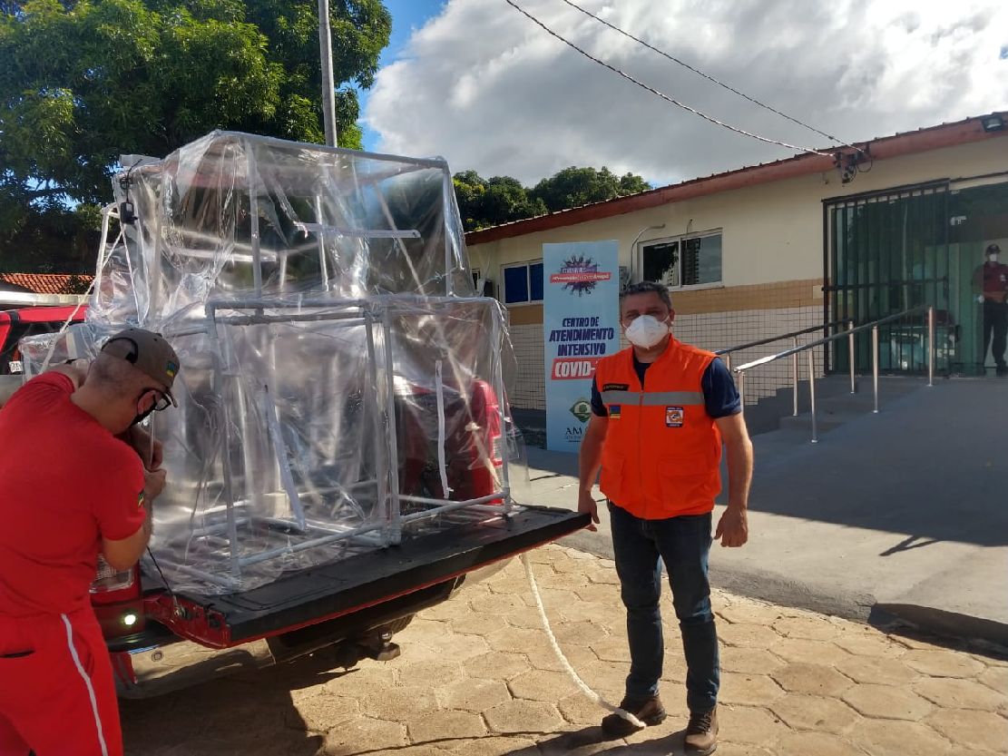 Estruturas permitem o acompanhamento, alimentação e medicação do paciente, sem contato direto.