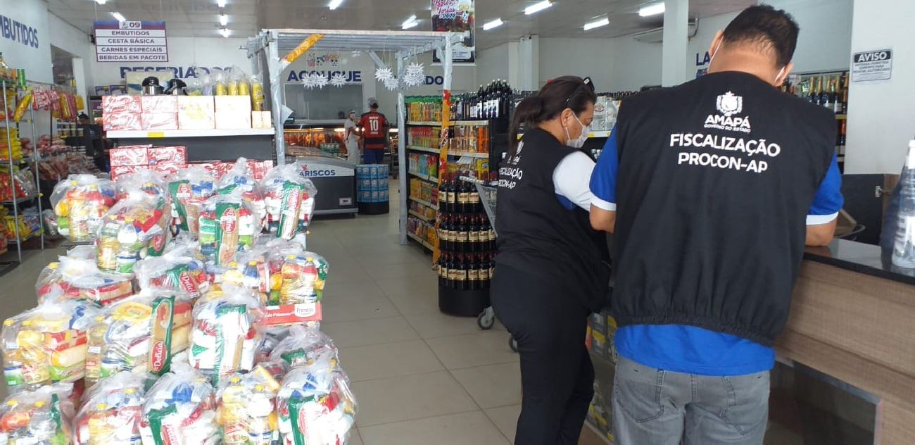 fiscalização atuando em supermercado da capital.