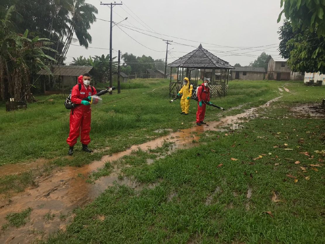 Três homens do Corpo de Bombeiros Militar realizaram o serviço de desinfecção da aldeia