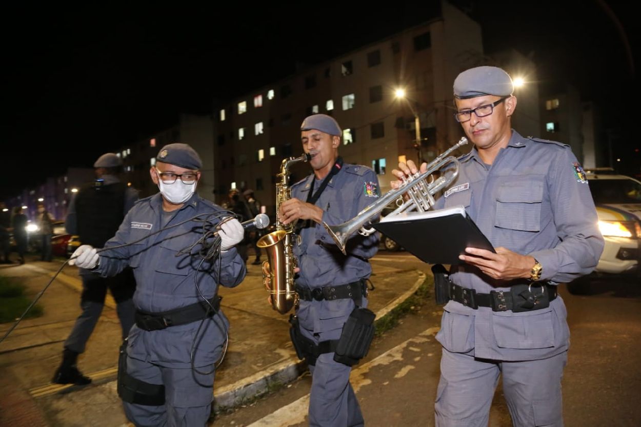 Grupo musical da PM leva alegria em forma de música para os moradores do conjunto São José.