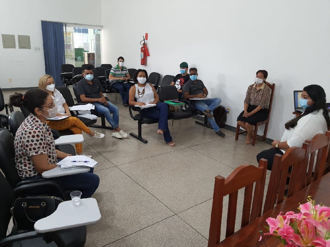 Roda de conversa com os profissionais do serviço social e da direção dos hospitais da rede estadual.