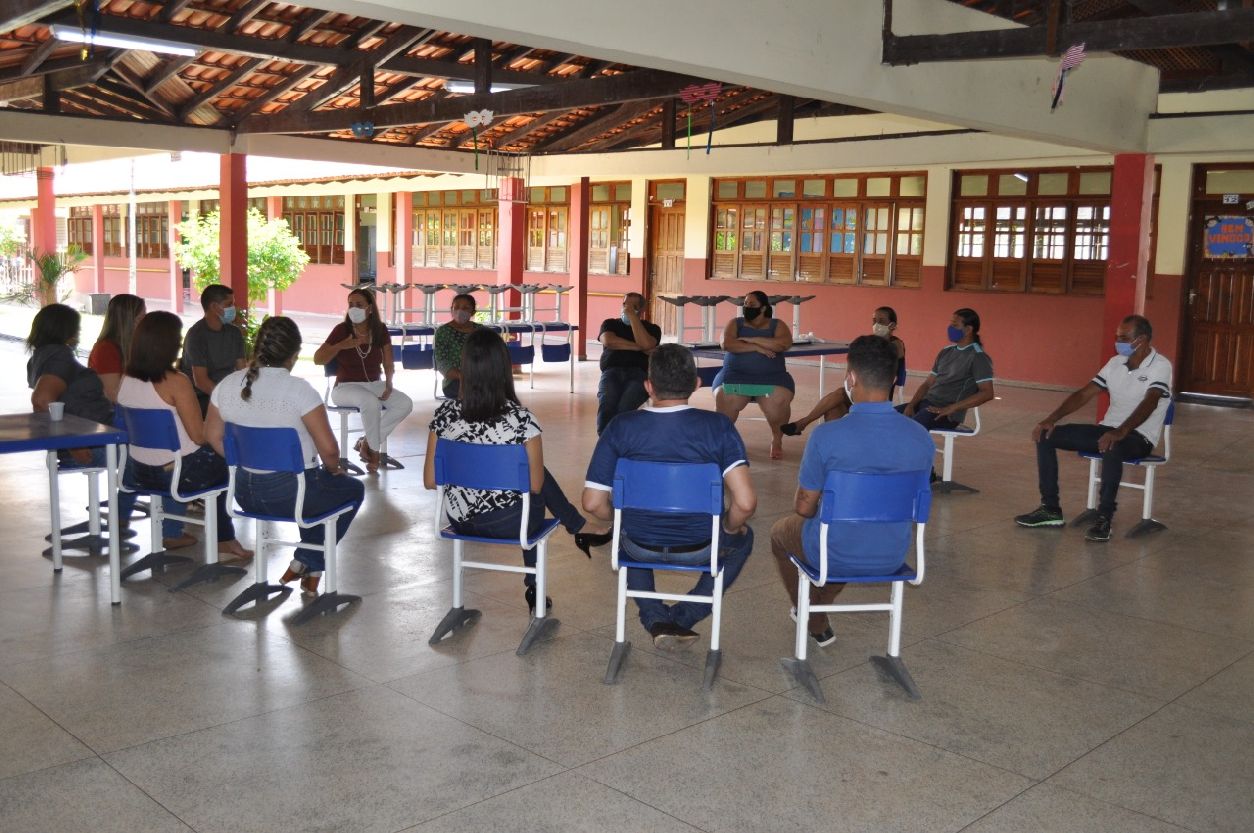 As equipes escolares participam de círculos restaurativos para traçarem métodos de resolução de conflitos.