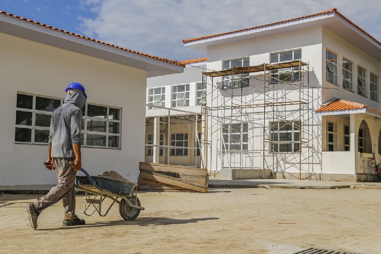 Agora, o trabalho se concentra na pintura, urbanização e instalação dos condensadores de ar condicionado.