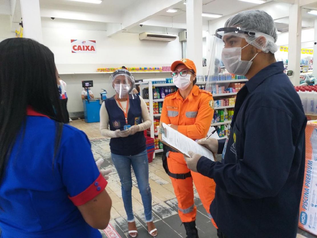 Técnico da SVS realizando questionário com gerente de estabelecimento comercial