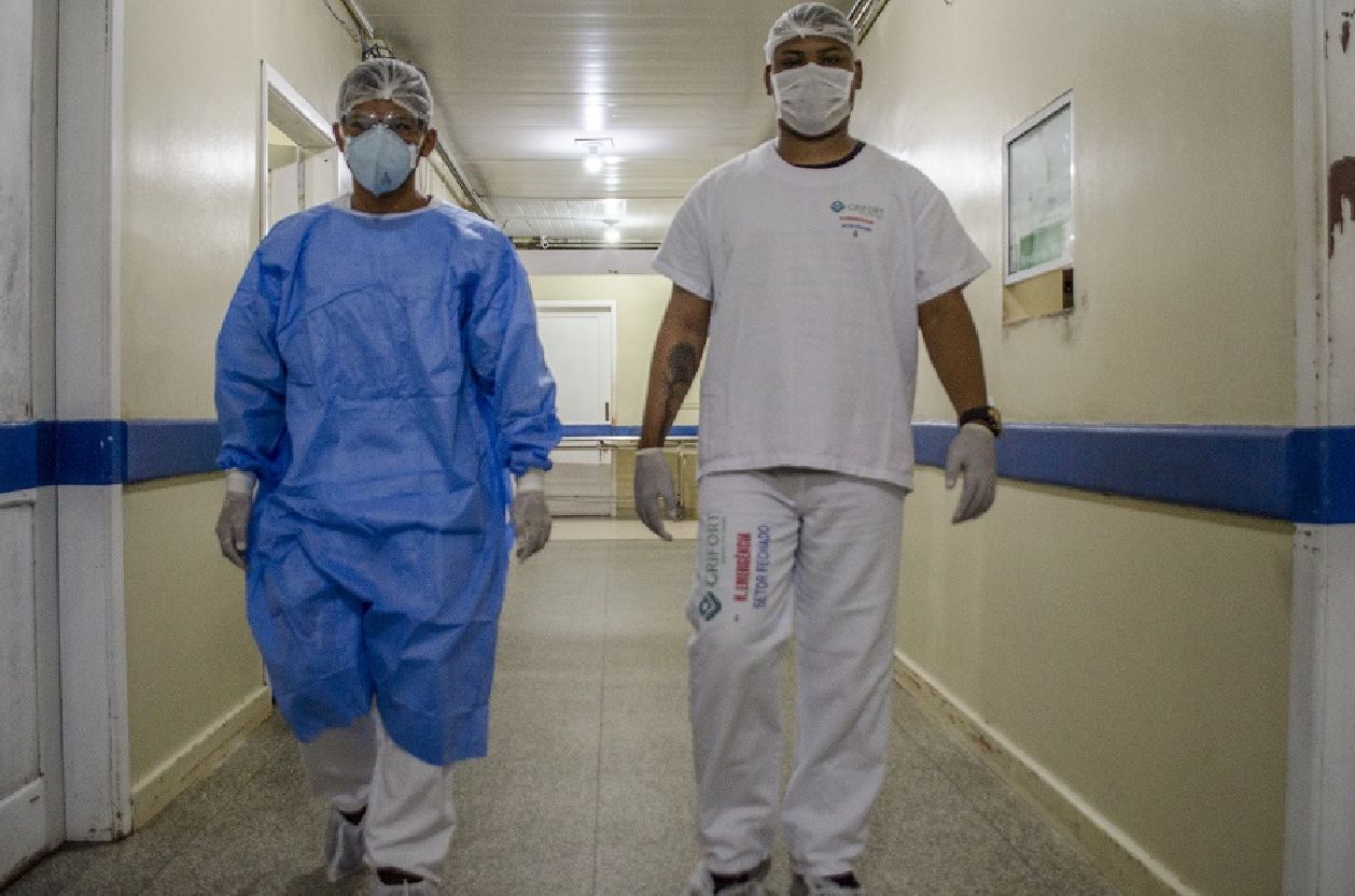 O EPI é composto por touca, luva cirúrgica, máscaras hospitalares e as respiradoras, também conhecidas como máscaras N-95, avental manga longa, e propé (proteção dos pés).